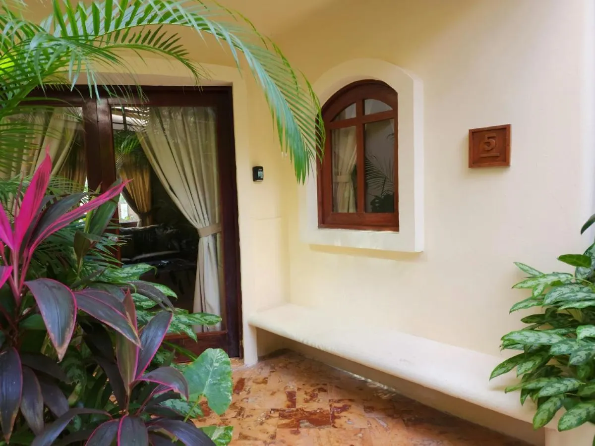 Luxury Villa Steps To The Beach & 5Ta Av, Amazing Playa del Carmen Mexico